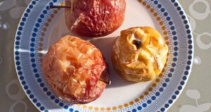 Lee más sobre el artículo Manzanas asadas en microondas con canela [en 4 minutos]